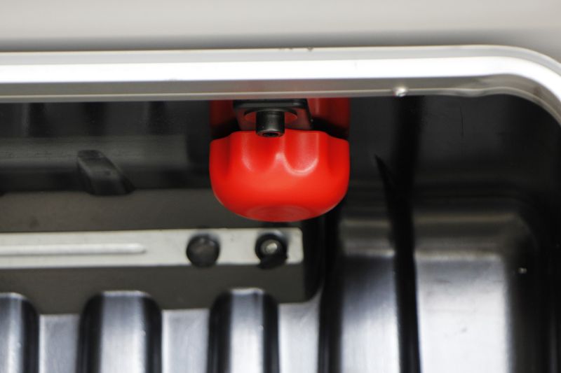 Clever design for a no tool setup. 2 easy hand screws connect the top to the ends of the case forming one rigid stand.